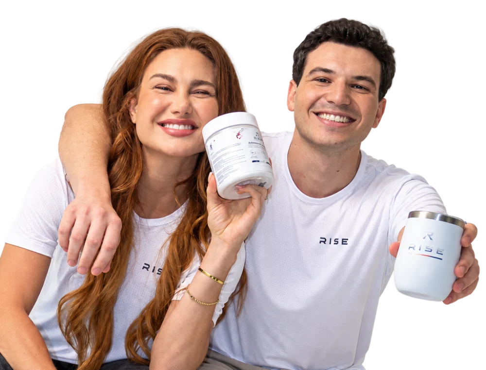 Casal abraçado e sorrindo com o pote do Morning Shot e o copo da Rise